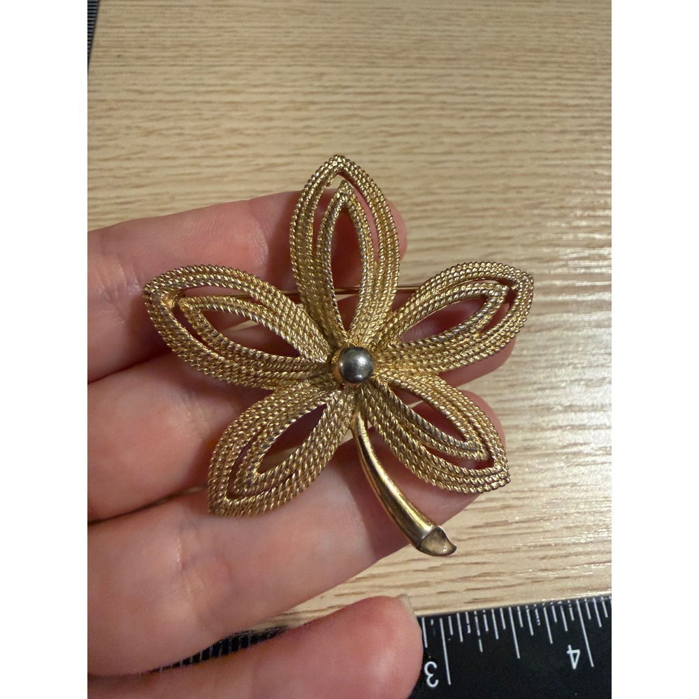 Crown Trifari Vintage Gold Tone Textured Leaf Flower Brooch Pin Mark 2.25 Inch